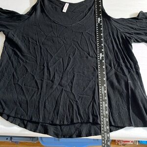 Xhilaration size, X-large, black gauze like cold shoulder